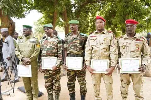 Niger : Les ex-otages militaires décorés pour bravoure après leur libération en Libye