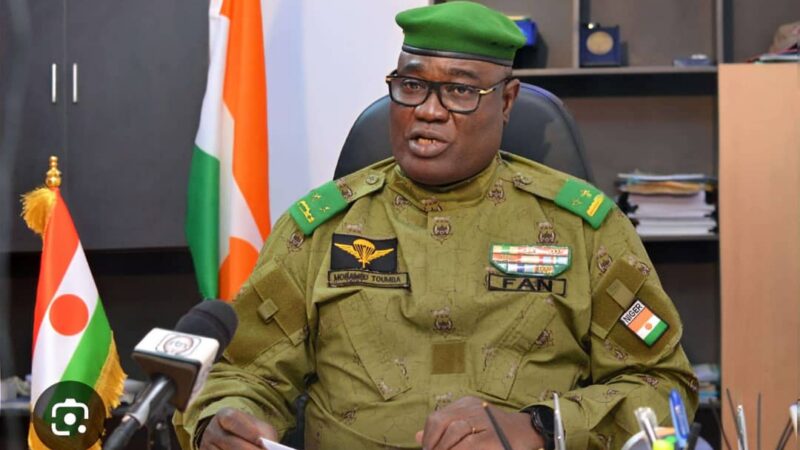 Niger : le ministère de l’Intérieur dissout des centaines d’ONG et associations de développement, seules 1 809 structures autorisées à poursuivre leurs activités.