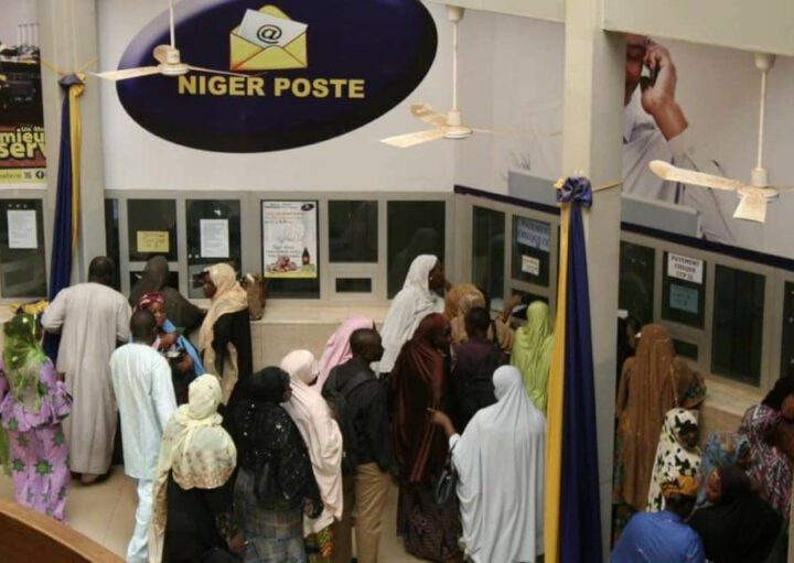 Éducation : les enseignants contractuels en sit-in à Niger Poste Balafon, le dysfonctionnement de CCP Mobile pointé du doigt.