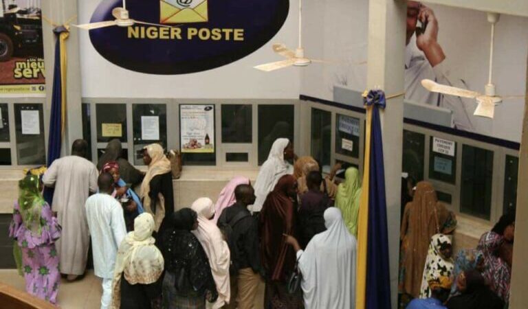 Éducation : les enseignants contractuels en sit-in à Niger Poste Balafon, le dysfonctionnement de CCP Mobile pointé du doigt.