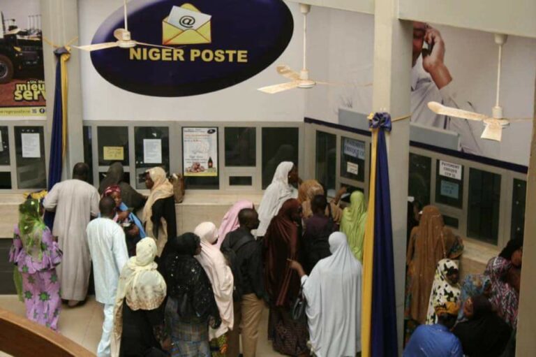 Éducation : les enseignants contractuels en sit-in à Niger Poste Balafon, le dysfonctionnement de CCP Mobile pointé du doigt.