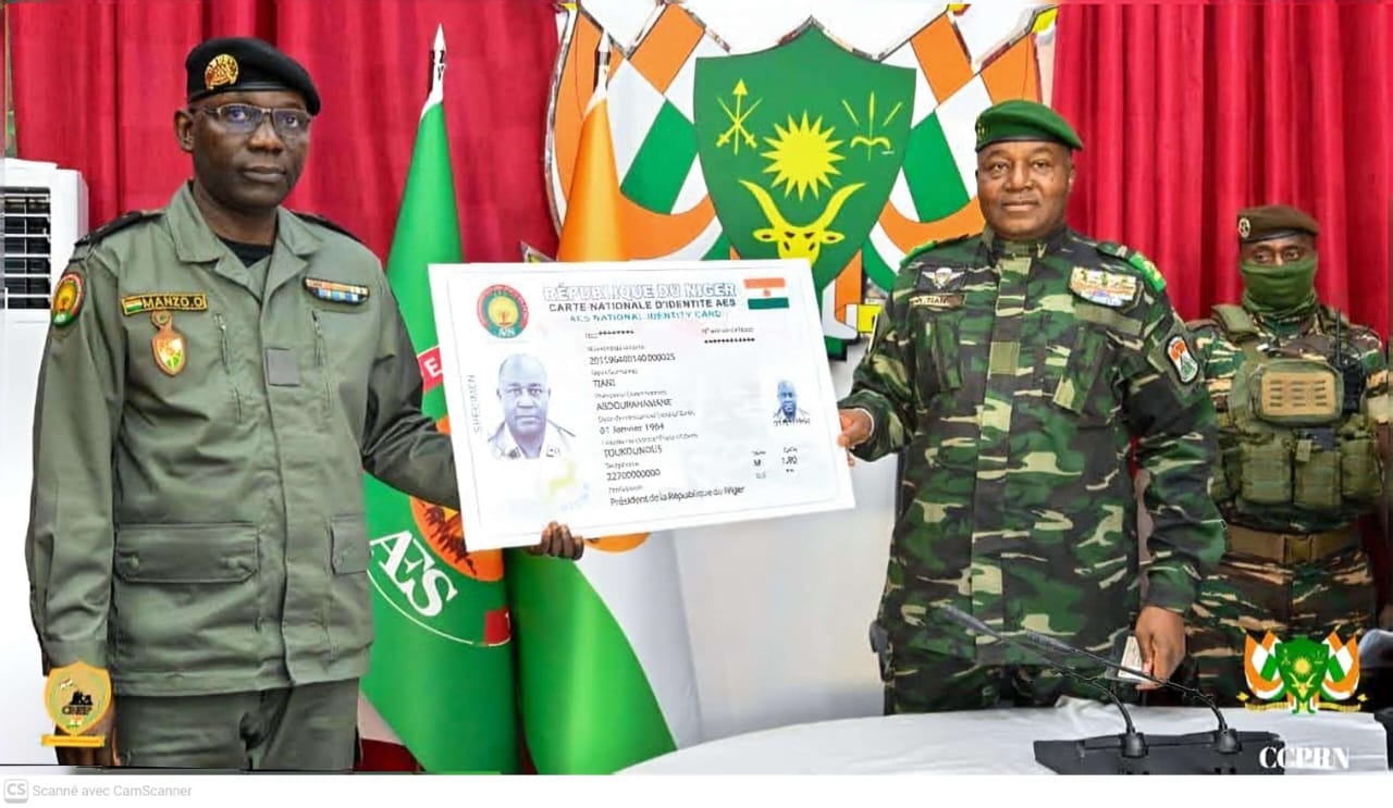Niger : Le président de la république, Chef de l&rsquo;état, le général d&rsquo;armée Abdourahamane Tiani lance la carte biométrique AES, un tournant numérique stratégique.