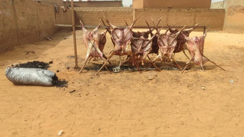 Tabaski 2026 : entre tradition et écologie, les grillades au charbon donnent un goût particulier à la fête.