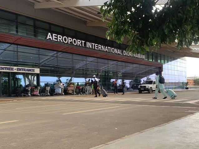 Tirs signalés aux abords de l&rsquo;aéroport international de Niamey : la sécurité renforcée, les autorités toujours silencieuses.