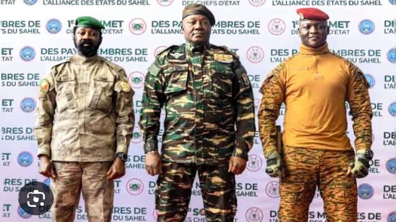 AES, deux ans après : la souveraineté en bandoulière, l’épreuve du réel en face.