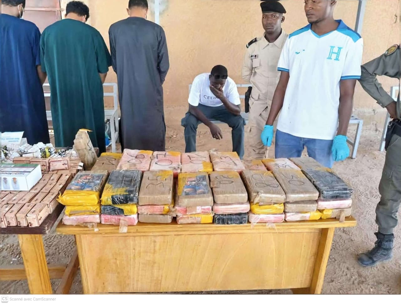 ARLIT : PLUS DE 2 MILLIARDS FCFA DE DROGUE SAISIS ! LES FORCES DE SÉCURITÉ FRAPPENT FORT. ARLIT : PLUS DE 2 MILLIARDS FCFA DE DROGUE SAISIS ! LES FORCES DE SÉCURITÉ FRAPPENT FORT.